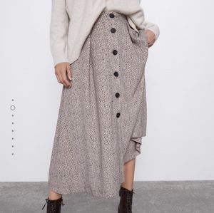 Lightweight, soft midi Zara herringbone skirt